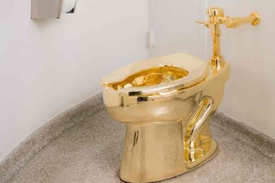 New York Museum offers Trump gold toilet