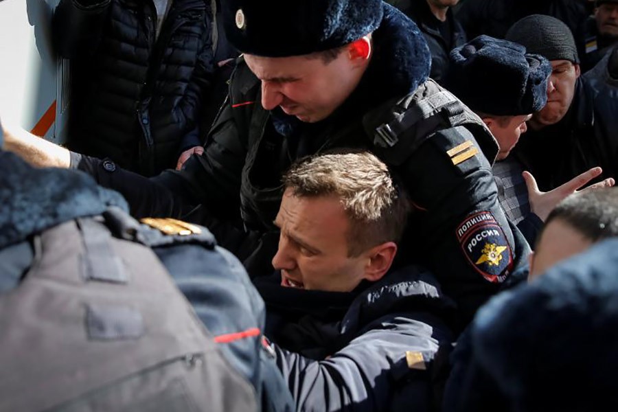 Russian police detain opposition leader Navalny