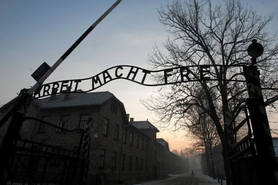 The Nazi slogan "Arbeit macht frei" (Work sets you free) is pictured at the gates of the former Nazi German concentration and extermination camp Auschwitz-Birkenau in Oswiecim, Poland. January 27, 2017. (Reuters)