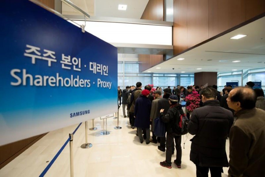 Shareholders queue in line to enter the Samsung Electronics Co AGM at the company's Seocho office building in Seoul, South Korea, March 23. SeongJoon Cho/Pool via Reuters/File