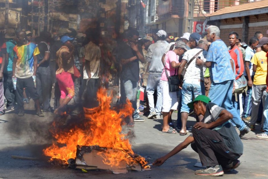 Madagascar opposition demonstrators protesting against new electoral laws erect a fire barricade in Antananarivo, Madagascar April 21, 2018. Reuters.