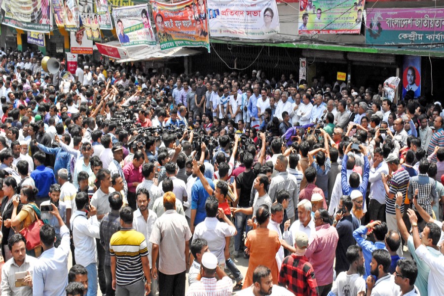 BNP leaders and activists chanting slogan at the human chain in front of the party's Nayapaltan central office in the city on Wednesday demanding release of Khaleda Zia from jail	— FE
