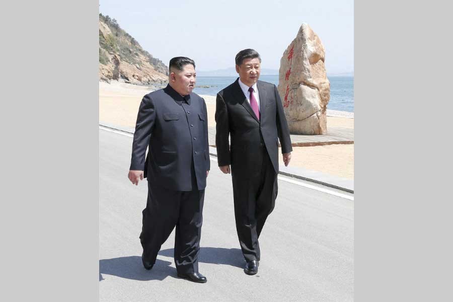 In this photo taken between May 07 and 08, 2018 released by Xinhua News Agency, Chinese President Xi Jinping, right, walks with North Korean leader Kim Jong Un during a meeting in Dalian in northeastern China's Liaoning Province. 	—Photo: AP