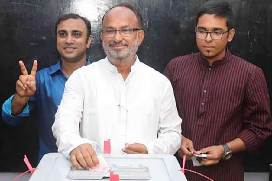 BNP mayoral candidate Nazrul Islam Manju seen casting his vote in KCC polls on Tuesday