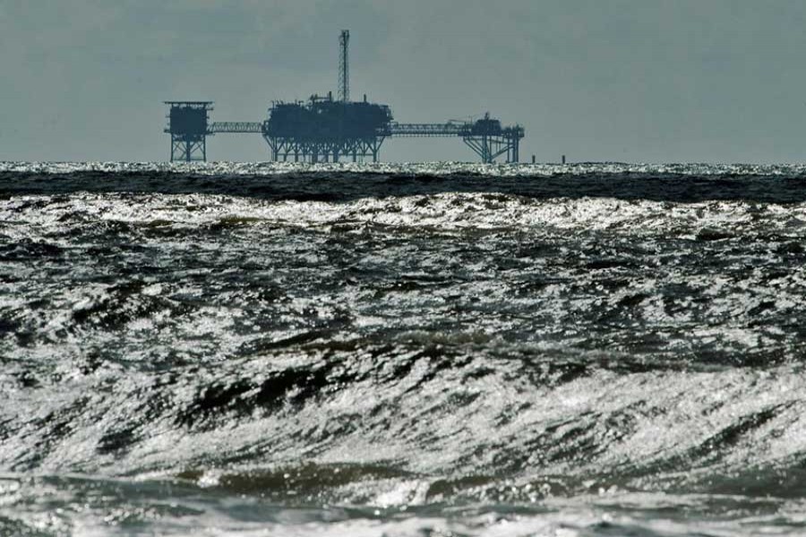 An oil and gas drilling platform stands offshore near Dauphin Island, Alabama, October 5, 2013. REUTERS/Steve Nesius/File Photo