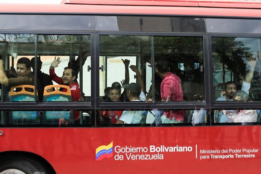 A group of opposition activists jailed for protesting against President Nicolas Maduro arrive on a bus to a detention centre of the Bolivarian National Intelligence Service (SEBIN) in Caracas, Venezuela June 1, 2018. Reuters.