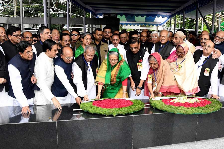 Prime Minister Sheikh Hasina along with party leaders placing wreath at the portrait of Bangabandhu Sheikh Mujibur Rahman at Dhanmondi in Dhaka on Saturday. -Focus Bangla Photo