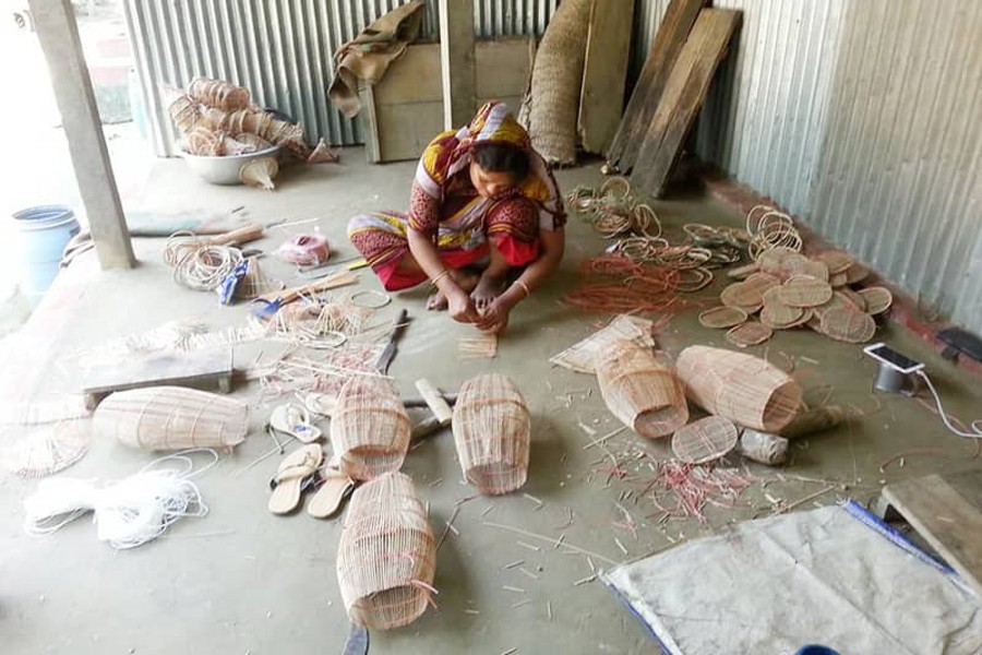 A woman making bamboo fishing gears in Faridpur on Monday 	— UNB Photo