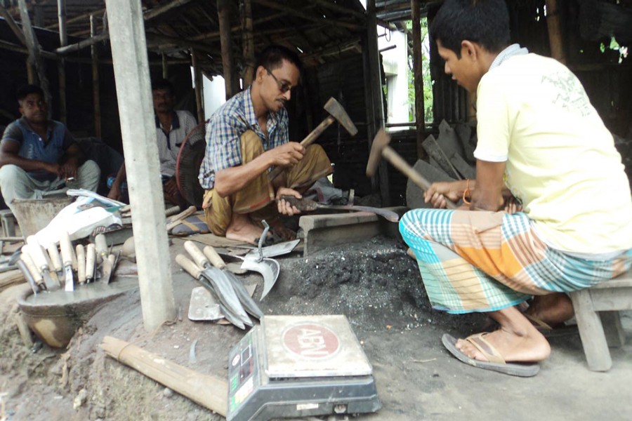 Some blacksmiths in Kashira village under Akkelpur upazila of Joypurhat busy making iron tools   	— FE Photo