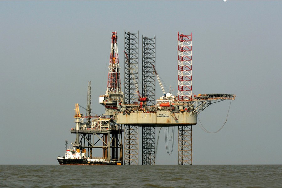 A gas rig operated by Diamond Resources and contracted to Cairn Energy plc, about 15 miles off Chittagong in the Bay of Bengal. Courtesy: Jiri Rezac