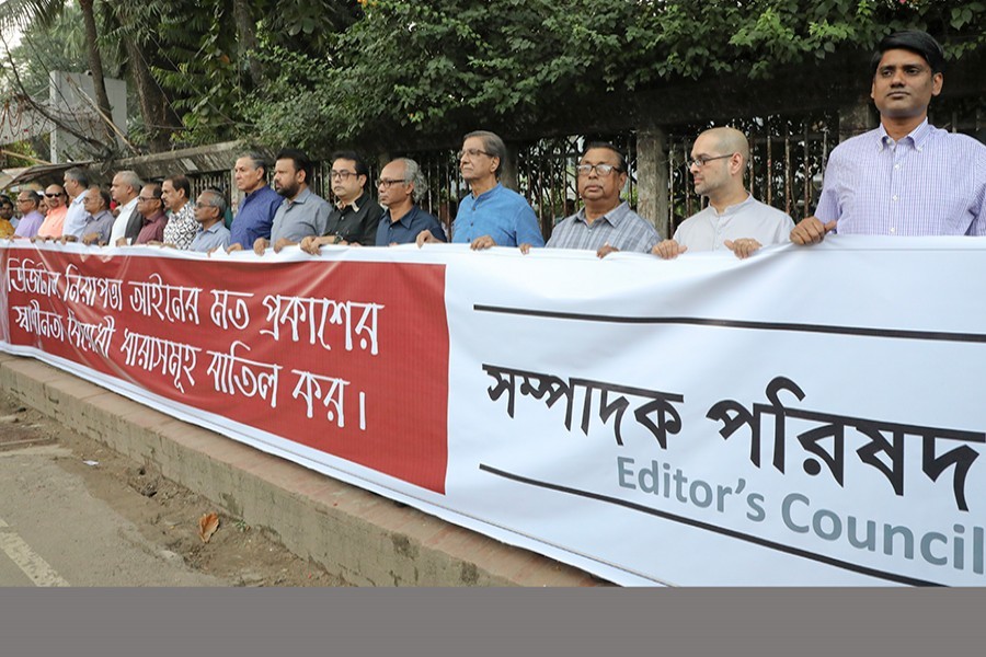 Members of the Editors' Council take part in a human chain in front of the Jatiya Press Club in the capital city on October 15 last demanding amendment to the Digital Security Act — FE/file