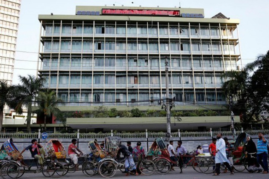 Commuters walk in front of the Bangladesh central bank building in Dhaka, Bangladesh, September 30, 2016. Reuters/File Photo