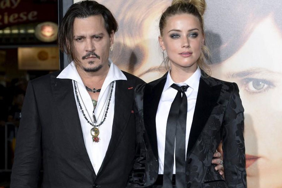 Amber Heard and Johnny Depp pose during the premiere of the film 'The Danish Girl,' in Los Angeles, California November 21, 2015 - Reuters