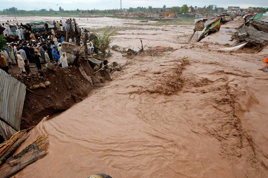 Flash floods kill many in Pakistan, Afghanistan