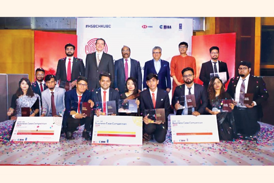 The HSBC-IBA Business Case Competition 2019 champions with the guests