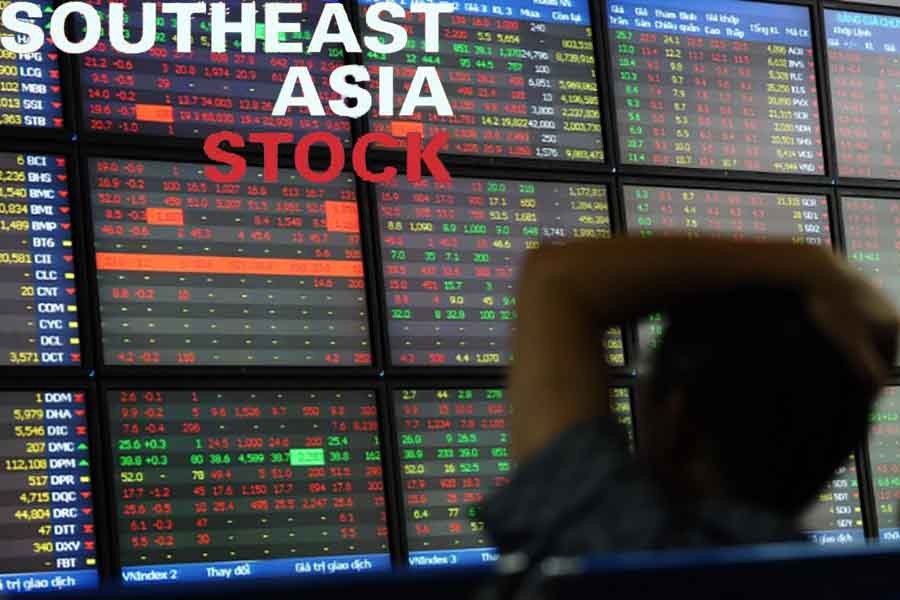 SE Asian stocks edge lower in cautious trading