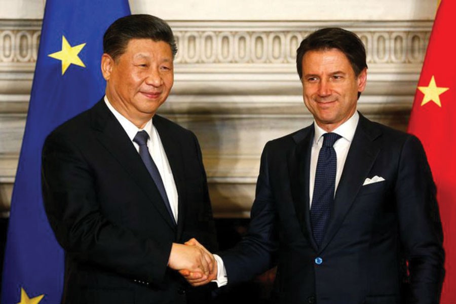 Chinese President Xi Jinping (left) and Italian Prime Minister Giuseppe Conte shake hands after signing trade agreements at Villa Madama in Rome on March 23, 2019.        —Photo: Reuters