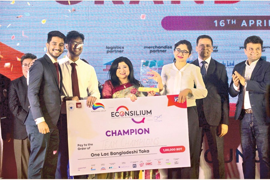Team Champions from North South University, winning team of consultancy-based contest Econsilium, receiving the prize from Farzana Chowdhury, managing director and CEO of Green Delta Insurance Company Limited