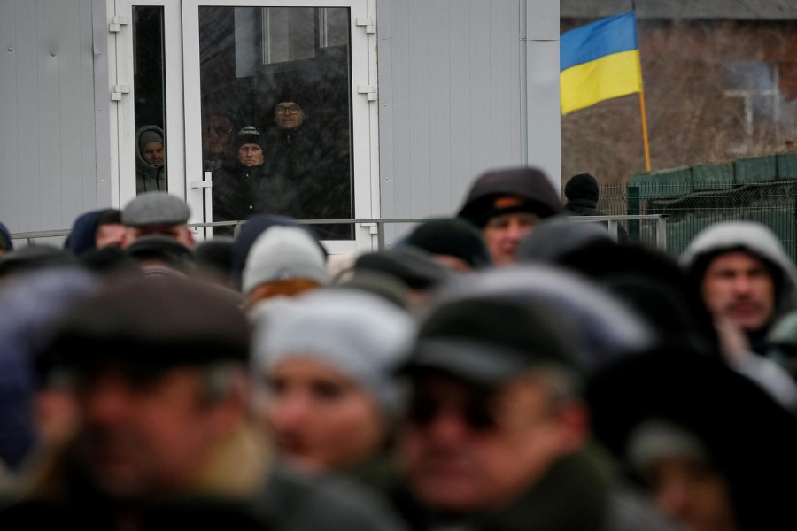 People line up after crossing the contact line between pro-Moscow rebels and Ukrainian troops as they wait at passport control in Mayorsk, Ukraine February 25, 2019 - REUTERS/Gleb Garanich/File Photo