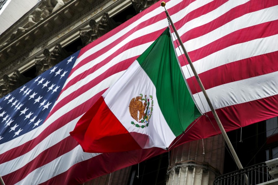 The flag of Mexico changes in front of a large US flag in front of the New York Stock Exchange September 4, 2015 - REUTERS/Lucas Jackson/File Photo