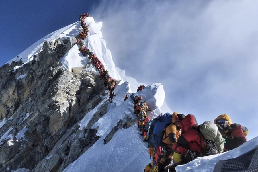 Scientist warns of Everest dangers from pollution, melting
