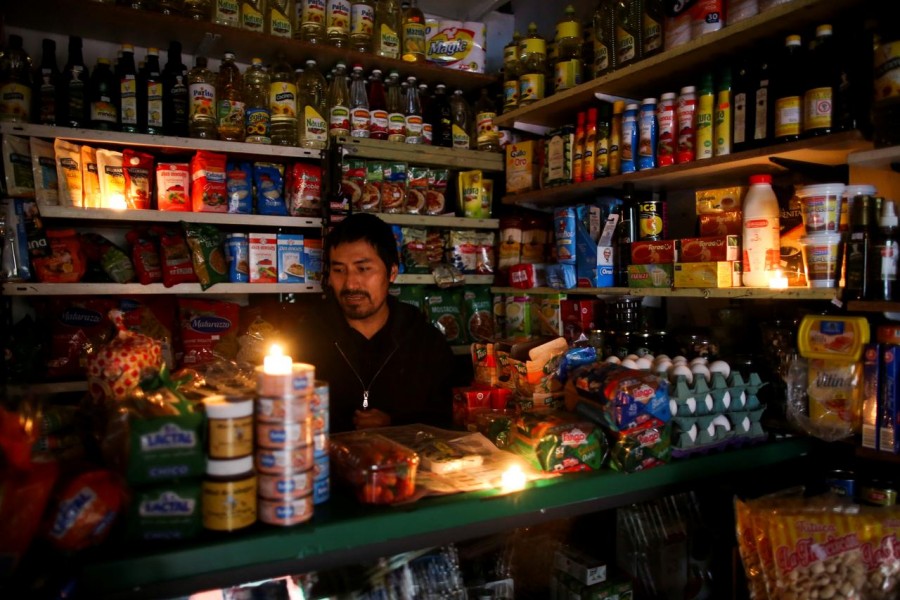 A vendor waits for customers during a national blackout, in Buenos Aires, Argentina June 16, 2019 - REUTERS/Agustin Marcarian