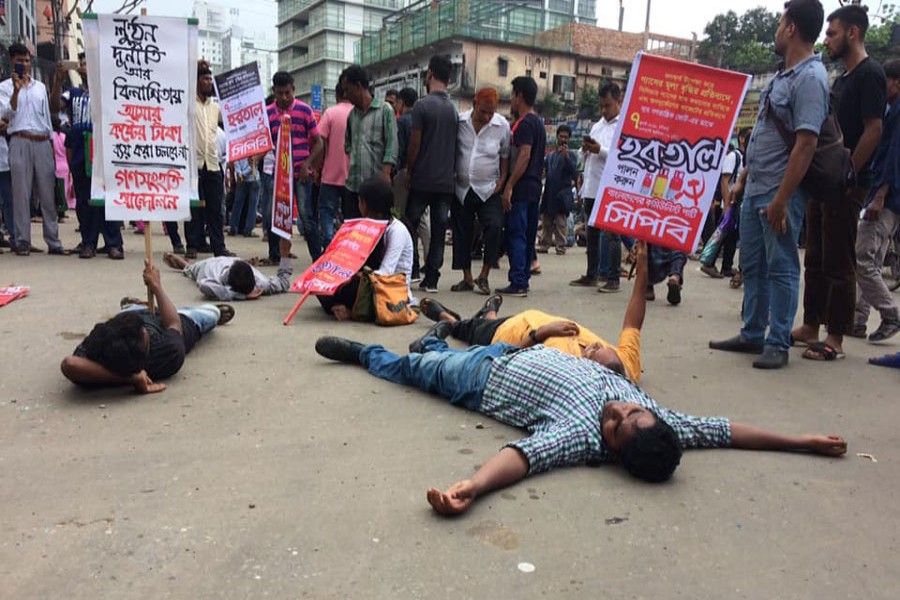 Activists of left-leaning political parties took position at Purana Paltan intersection, one of the bustling points in Dhaka city, protesting against a recent hike in gas prices during a half-day hartal across the country on Sunday. FE Photo