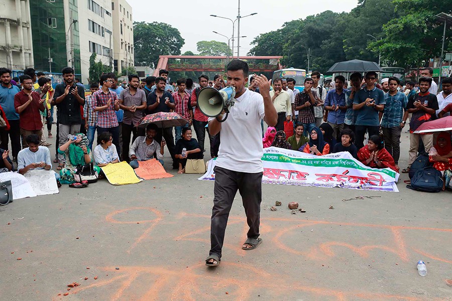 A group of Dhaka University students, under the banner of general students, staged a demonstration blocking Shahbagh intersection in the city on Wednesday, demanding cancellation of the university's affiliation with seven colleges — FE photo