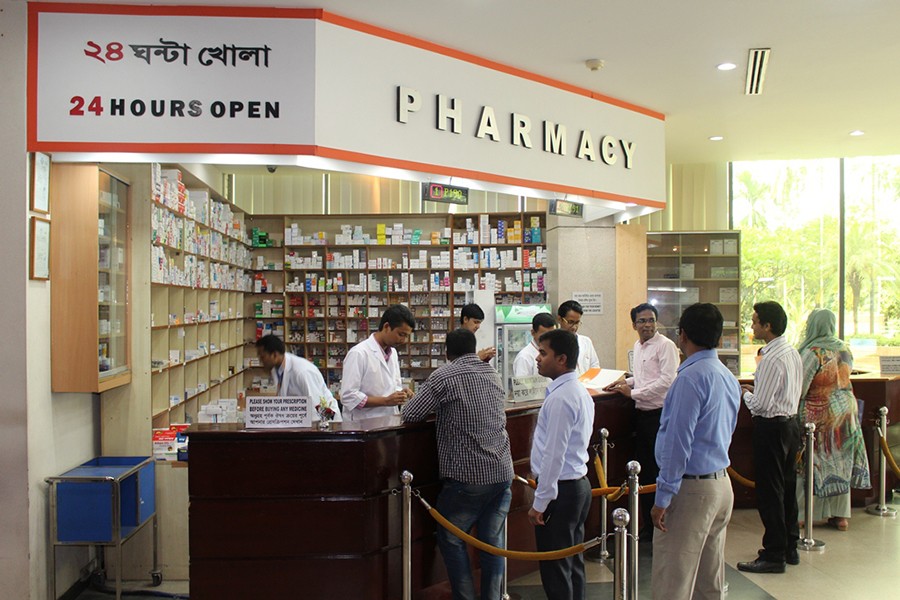 People buying medicines from a pharmacy at the United Hospital, Dhaka — Collected