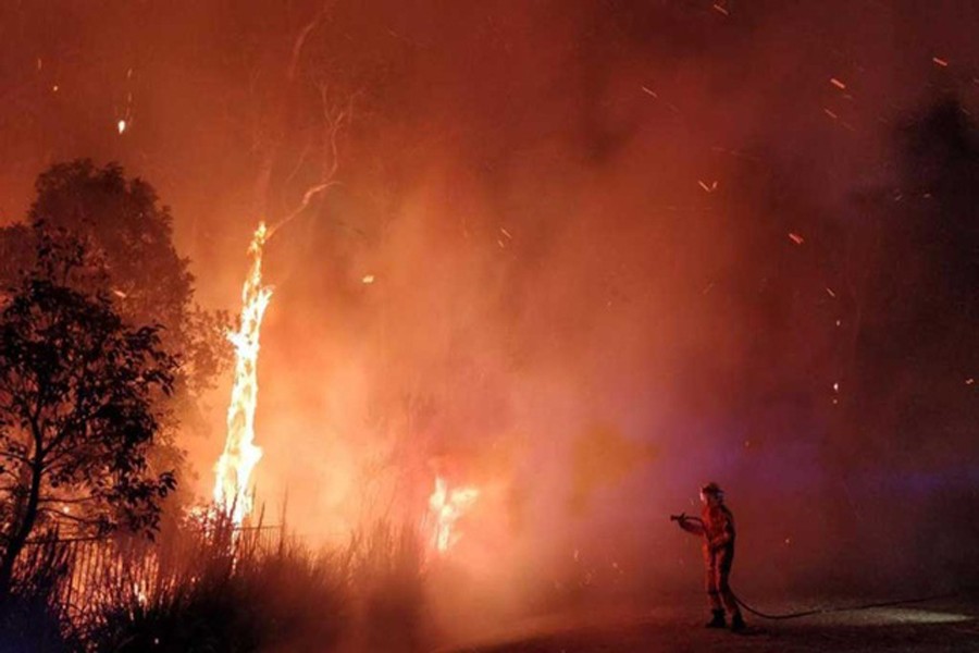 Australians flee homes as police investigate suspicious fires