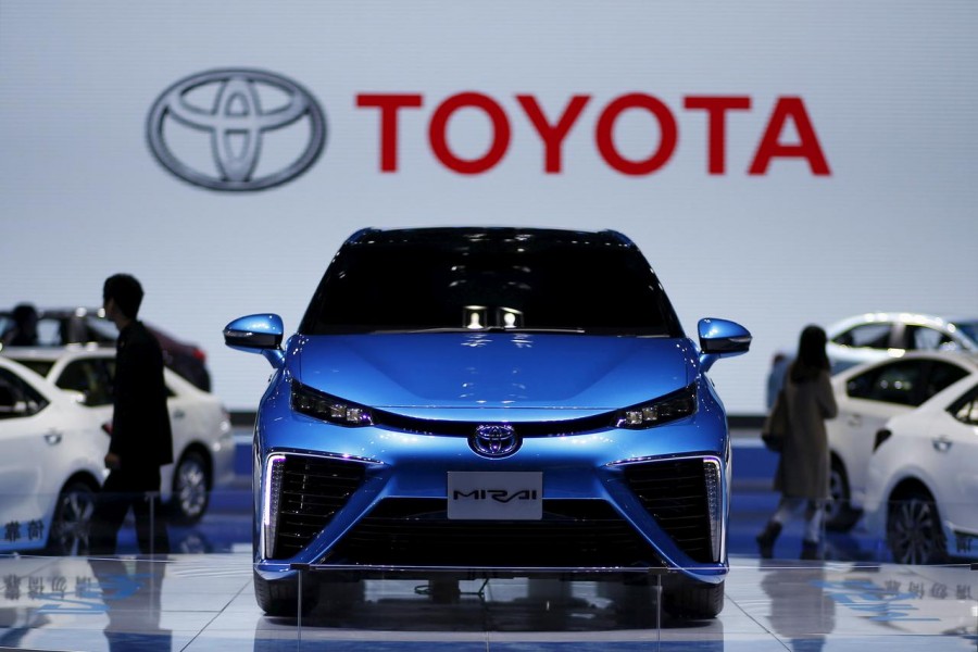 FILE PHOTO: A Toyota Mirai car is seen during a presentation at the 16th Shanghai International Automobile Industry Exhibition in Shanghai, April 21, 2015. REUTERS/Aly Song/File Photo