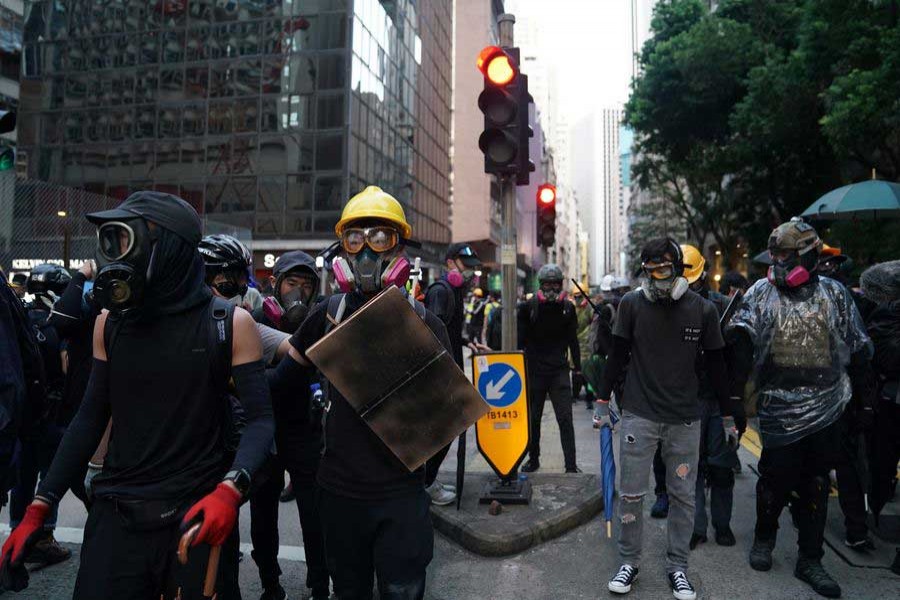 Masked rioters obstruct road traffic at Queen's Road East in Hong Kong, south China, Sept 15, 2019. (Xinhua)