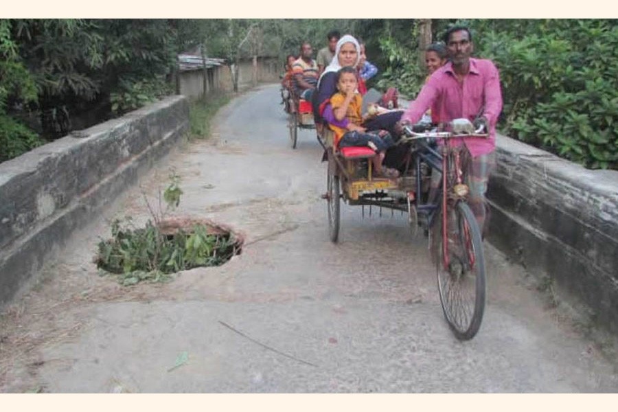 A big pothole has been developed in the middle of 40-year-old concrete bridge over the Shiholy canal in the Durgapur area under Kalai upazila of Joypurhat district		— FE Photo