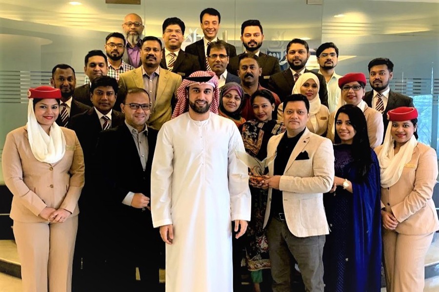 Saeed Abdulla Miran, Emirates’ Manager Bangladesh, Mohammed Mohijur Rahman, Sales Manager along with the other members of Emirates Bangladesh team pose for a photograph with the Chairman’s Award for Best Sales Team