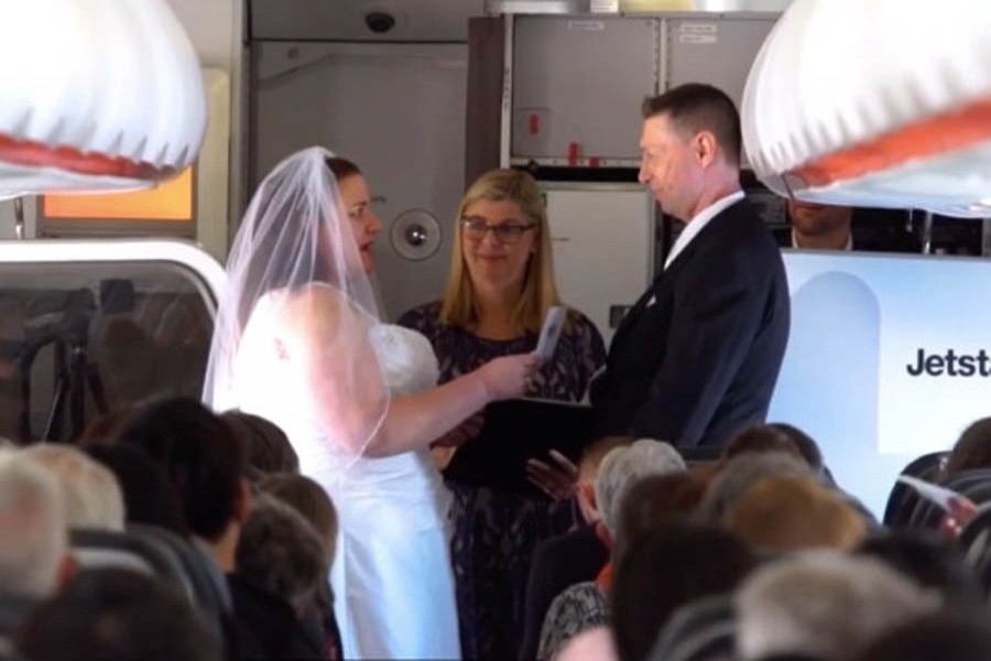 Couple get married on flight