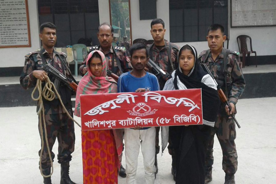 Members of the Border Guard Bangladesh (BGB) detained three people from Lebutala in Jhenaidah's Maheshpur upazila as they entered Bangladesh without valid travel documents on Sunday -- UNB Photo
