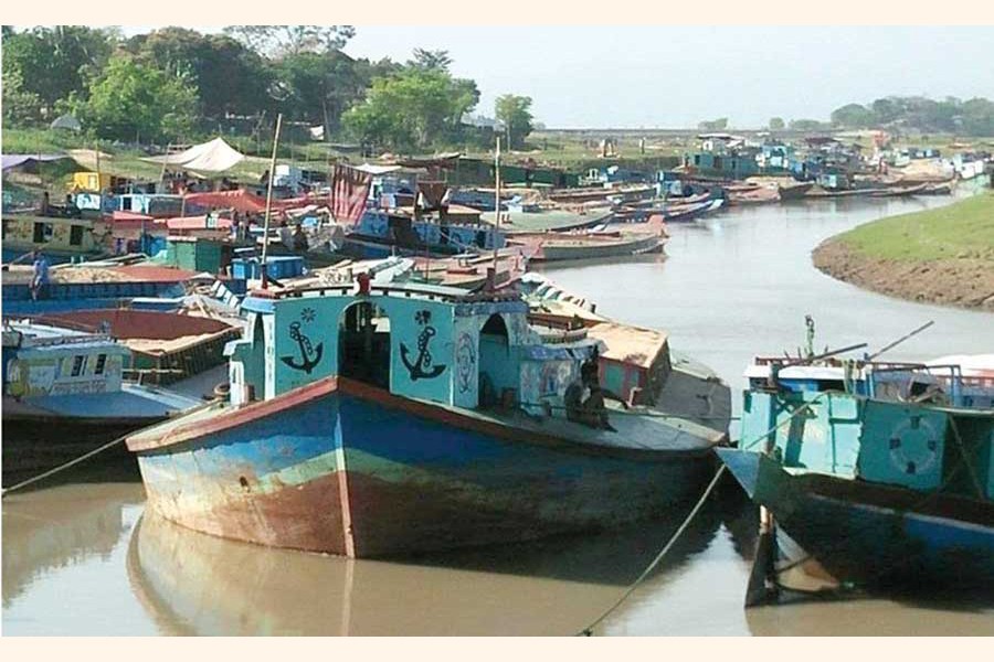 Vessels used for transporting goods to remote areas got stranded due to fall in water level in canals and small rivers in Sunamganj and Habiganj 	— FE Photo