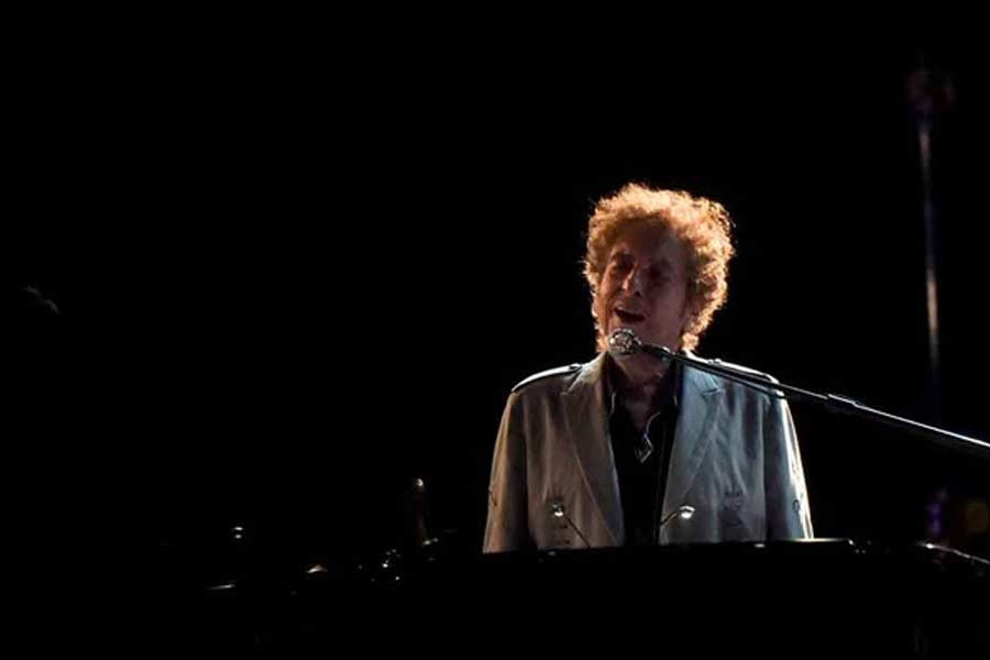 Rare Bob Dylan lyrics could fetch $19,000 in sale