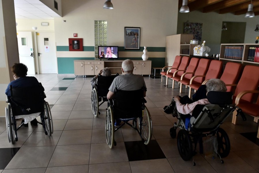 Guests of a nursing home watch television, as the spread of the coronavirus disease (COVID-19) continues in Capralba, near Cremona, Italy May 22, 2020. REUTERS/Flavio Lo Scalzo