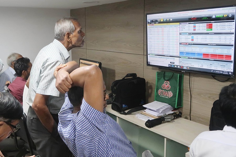 Investors monitoring stock price movements on computer screens at a brockerage house in Dhaka city. — FE/Files