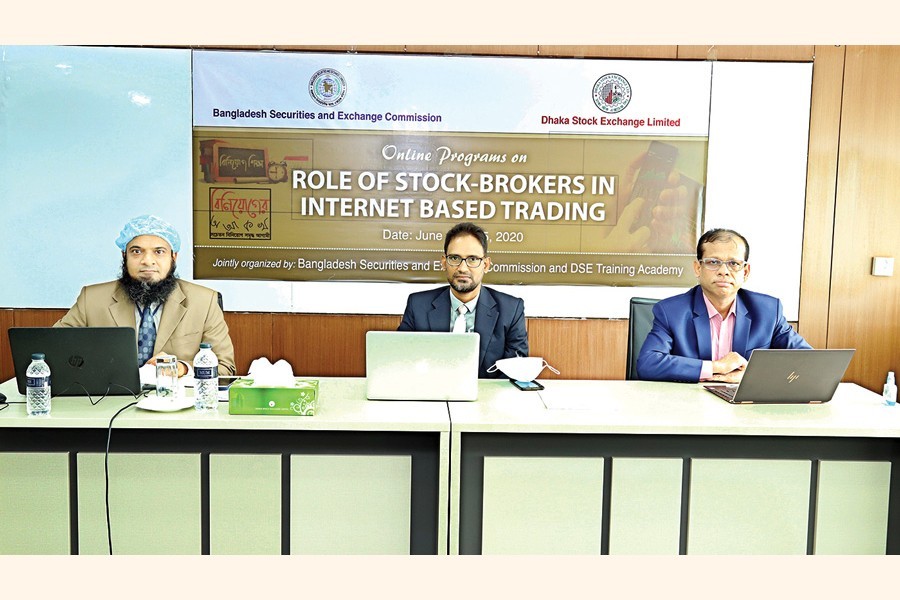 A two-day workshop on 'Role of stock-brokers in internet-based trading,' organised by Dhaka Stock Exchange Training Academy ended on Monday. M Saifur Rahman Majumder (extreme right), FCA, FCMA, Chief Operating Officer of Dhaka Stock Exchange, inaugurated the workshop while Mohammad Rezaul Karim (centre), Director of Bangladesh Securities and Exchange Commission (BSEC), was present