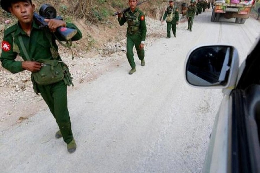 Myanmar army soldiers walk along a road near Laukkai, February 17, 2015 — Reuters/Files