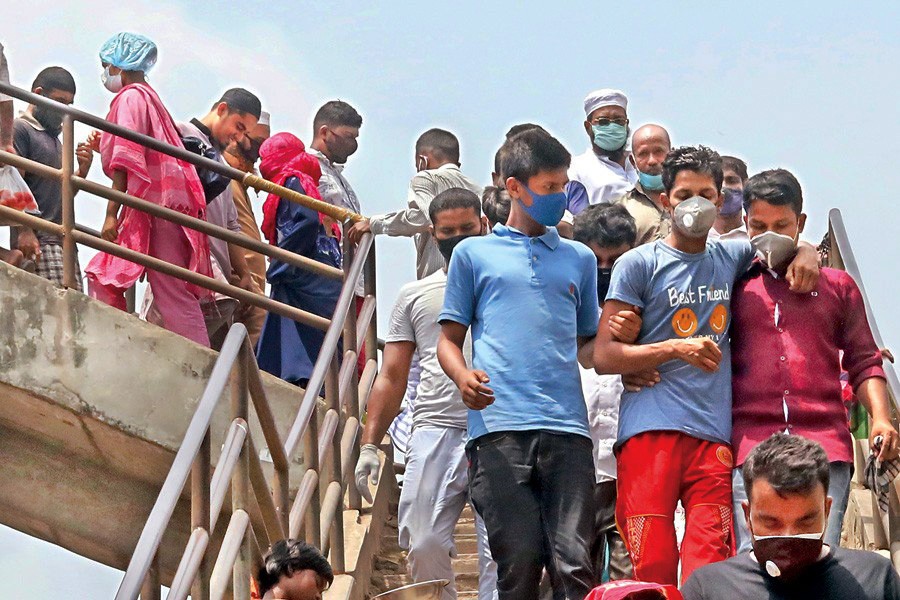 Pedestrians walk down the stairs from the Babubazar bridge in old part of the city on Tuesday (June 17) without caring about social distancing norms even as the number of Covid-19 cases continues to spike — FE/Files