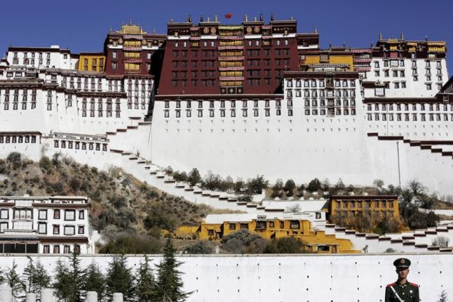 A paramilitary policeman stands guard in front of the Potala Palace in Lhasa, Tibet Autonomous Region, China November 17, 2015. REUTERS/Damir Sagolj/File Photo