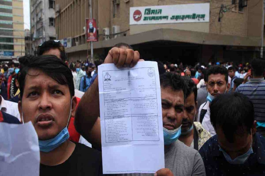 The stranded workers, desperate to go to their workplaces in Saudi Arabia, continued to throng the offices of the Saudia Airlines and Biman Bangladesh Airlines in the city and waited for a long time to collect tokens, but many of them returned empty-handed - UNB file photo used for representation