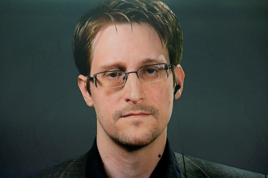 Snowden seeks Russian citizenship