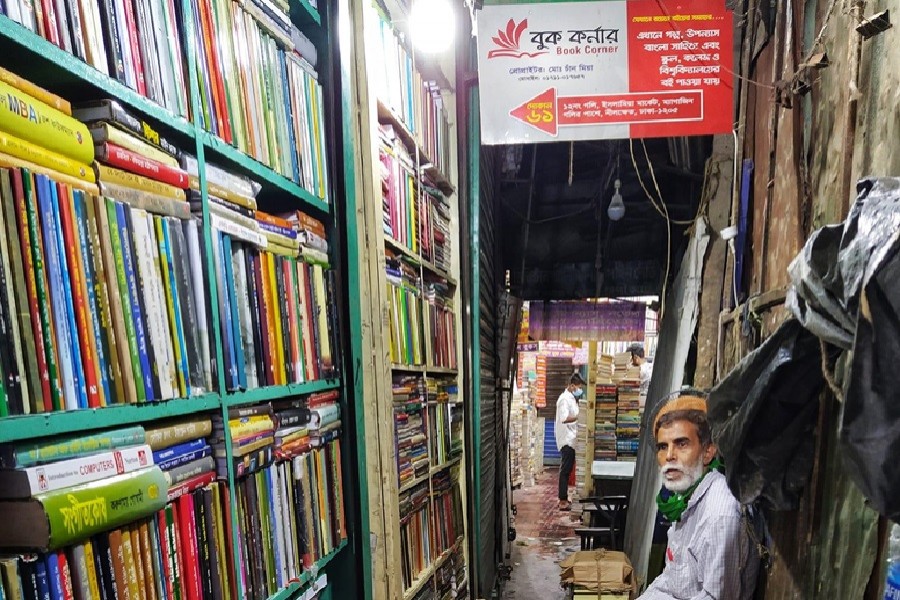 Chand Mia in his bookshop. Courtesy: Pashey Achhi Initiative Facebook page