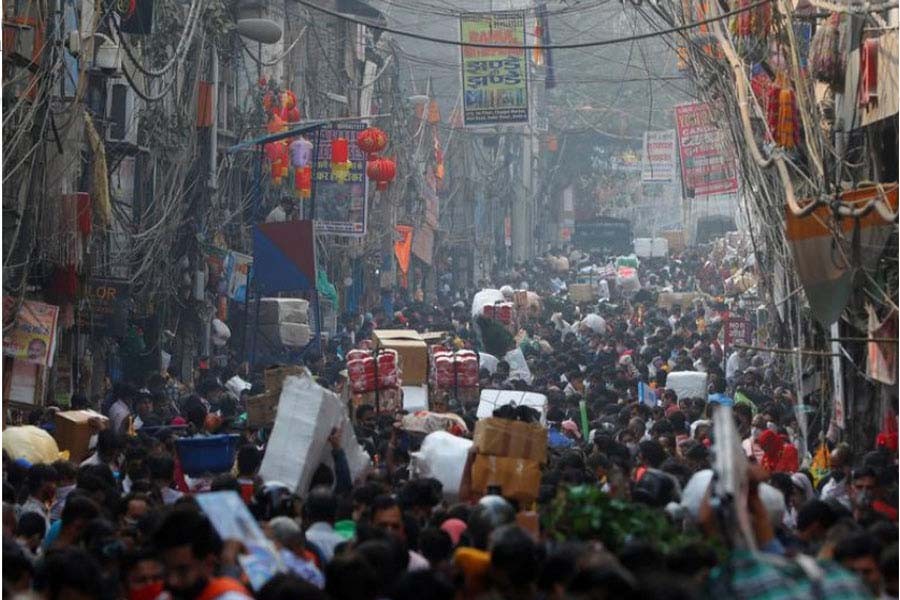 Shoppers crowd a market ahead of the Hindu festival of Diwali, amidst the spread of the coronavirus disease (COVID-19), in the old quarter of Delhi, India, November 10, 2020. REUTERS/Adnan Abidi