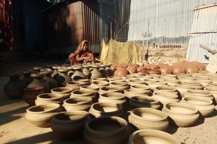 A woman making pots at Kalmakanda in Netrakona — FE Photo