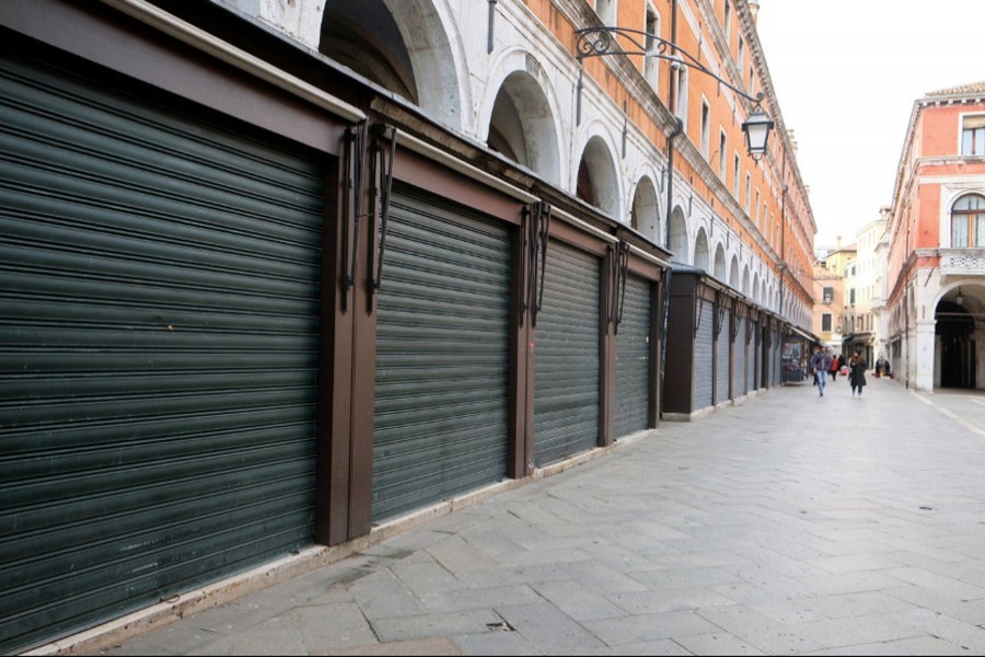 Italy eyes new COVID-19 curbs as Christmas crowds raise alarm